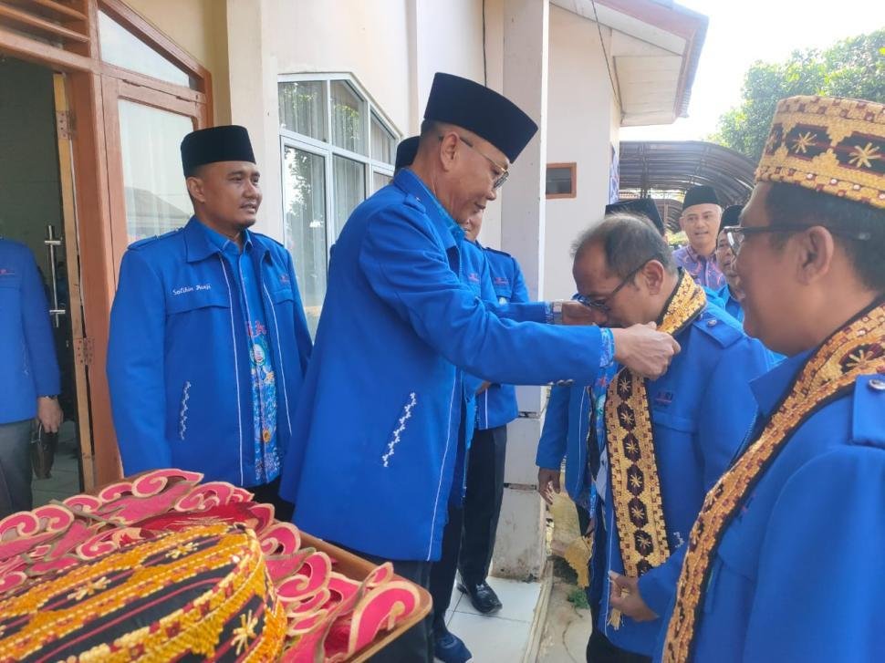 Simbol Budaya dan Hormat: Peci dan Tapis untuk Pemimpin APRI dan Kemenag