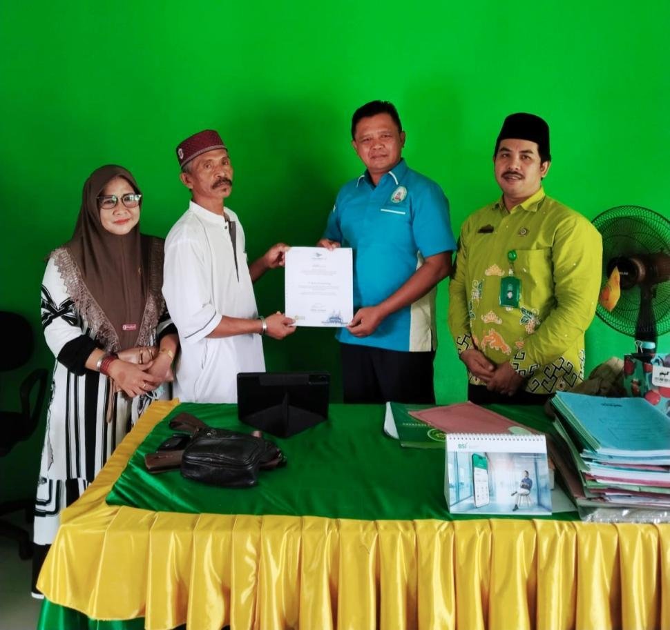 Garuda Serahkan Piagam Haji, Jamaah Labuhan Maringgai Haru dan Bangga