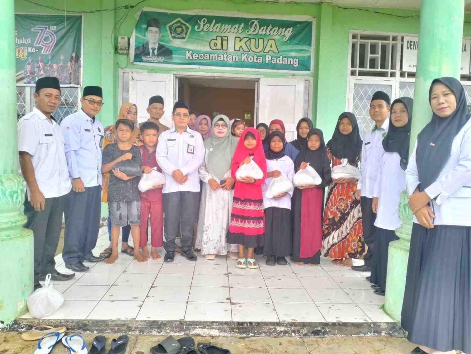KUA Kota Padang Gelar Lebaran Yatim, Kantor Urusan Agama Kota Padang Berpartisipasi dengan Menyalurkan 10 Sembako