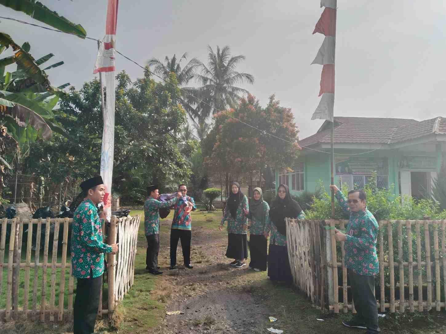 Dalam Rangka Memeriahkan Hari Kemerdekaan, KUA Kota Padang didirikannya Umbul-Umbul