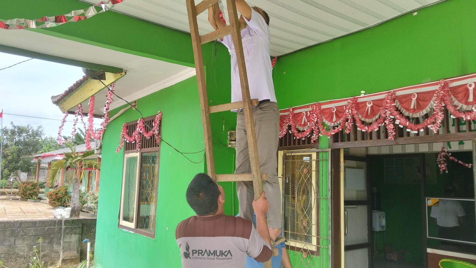 KUA Sekampung Udik Teguhkan Nasionalisme Lewat Gotong Royong Merah Putih