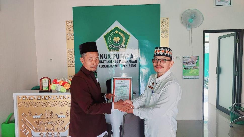 KUA Metro Kibang Serahkan Sertifikat Arah Kiblat Masjid Al-Hidayah