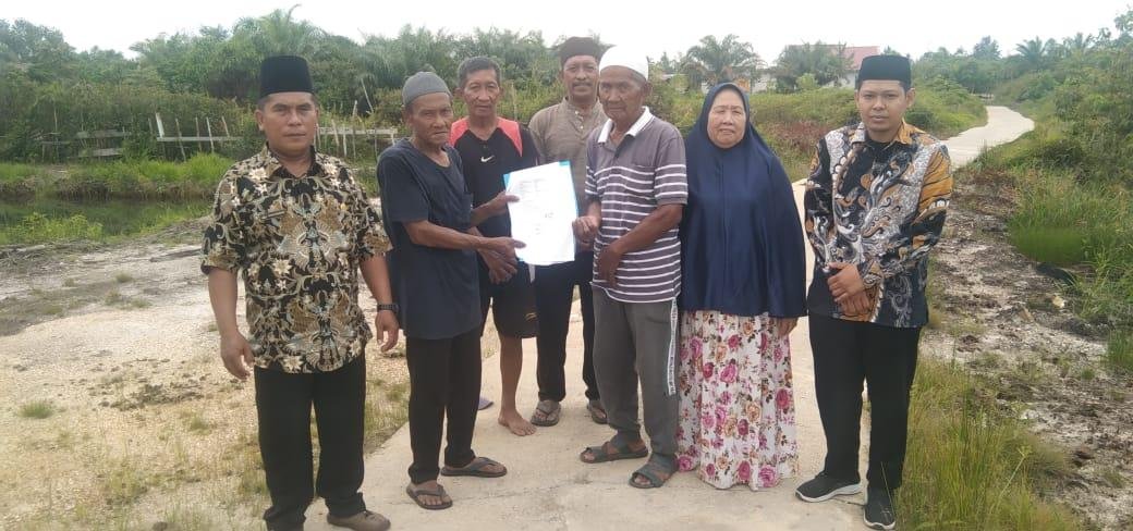 Kepala KUA Tanjung Palas Timur Pimpin Ikrar Wakaf Mushollah Abdul Razak di Tanah Kuning