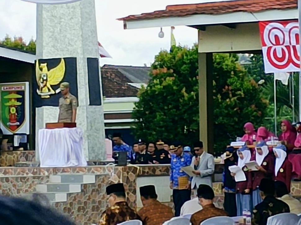 Doa Kepala KUA Bandar Sribhawono Iringi Upacara HUT RI ke-80