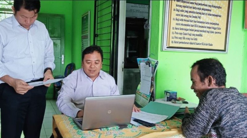 Kepala KUA Tebat Karai Kepahiang Dampingi Penghulu Periksa Berkas Nikah