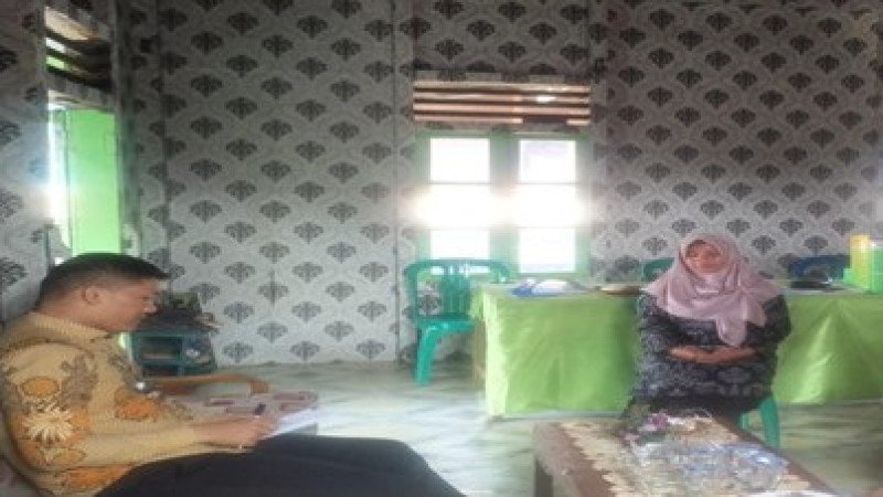 Kepala KUA Muara Kemumu Arahkan Staff Sampaikan Dampak Judol Kepada Masyarakat