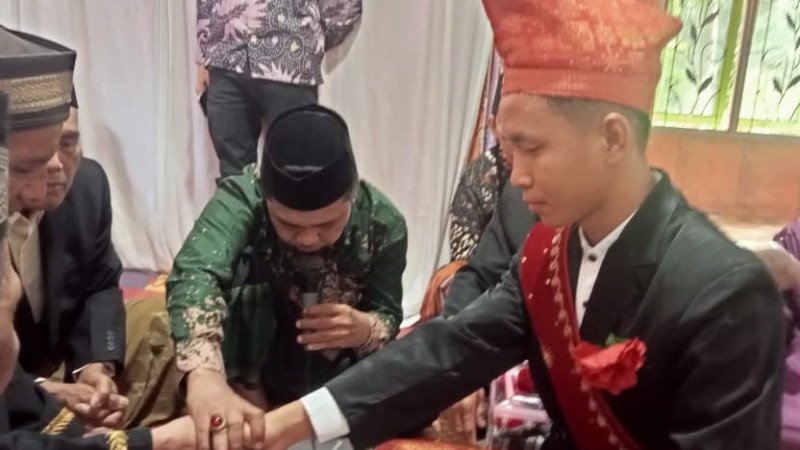 Plt. KUA Lubuk Sandi Turun Langsung Pandu Prosesi Akad Nikah: Penghulu Beri Pesan Bijak Bangun Rumah Tangga Bahagia