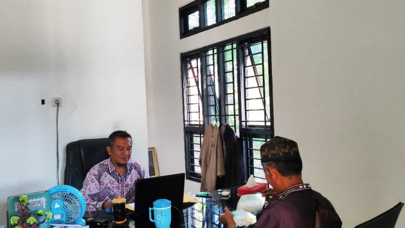KUA Taba Penanjung Kembali Perbaiki Buku Nikah yang Salah (Rusak)