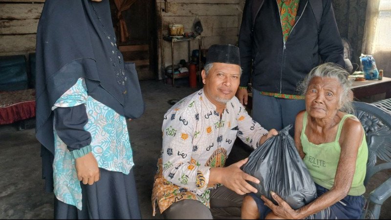 KUA Sindang Kelingi Wujudkan Senyum Lansia Dhuafa Dalam Bingkai Indahnya Berbagi
