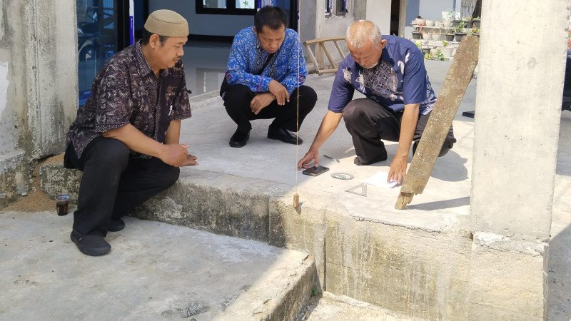 Tim KUA Kecamatan Muara Bangkahulu Kembali Lakukan Pengukuran Arah Kiblat di Mushalla Al Aziz