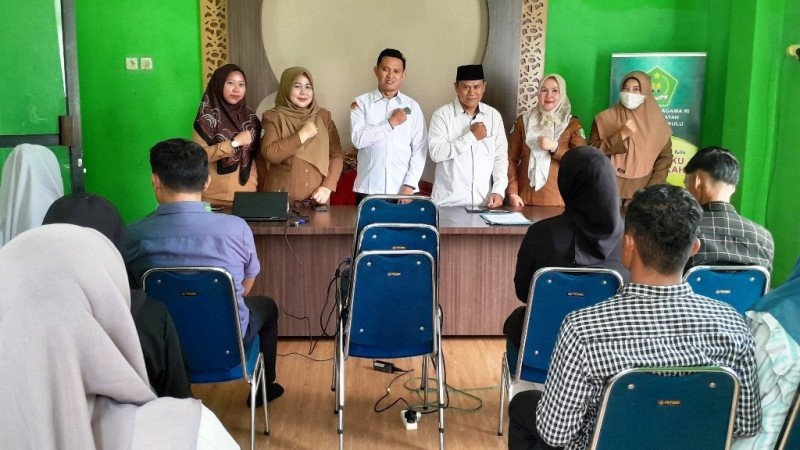 Berikan Materi Bimwin, Kepala KUA Pondok Kelapa: 