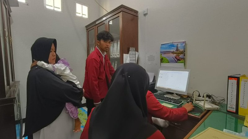 Operator SIMKAH KUA Curup Utara Latih Mahasiswa KPI dalam Pengelolaan Data Pernikahan