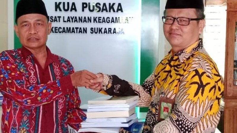 Kunjungi KUA Sukaraja, Kepala Penyelenggara ZAWAF Beri Buku Panduan Zakat Wakaf