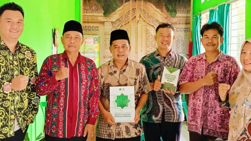 Kepala Penyelenggara Zawaf Kemenag Seluma Kunjungi KUA Lubuk Sandi Serahkan Buku Tentang Zawaf