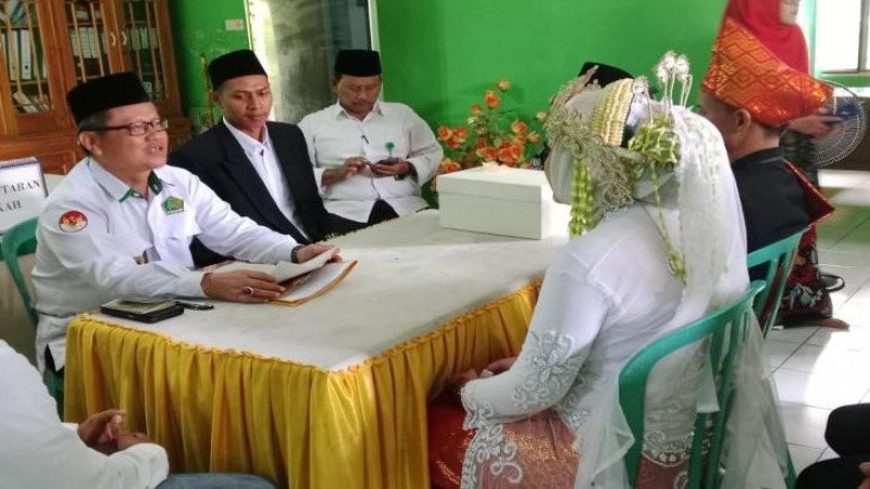 KUA Sukaraja: Nikah Kantor Bagi Calon Pengantin Pernikahan Sederhana Dengan Nasehat Agama