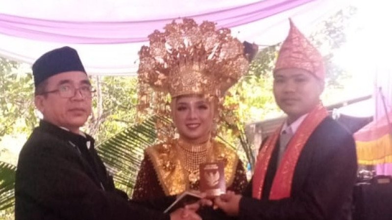 Membangun Kebahagiaan: Prosesi Pernikahan Suci di Karang Tinggi