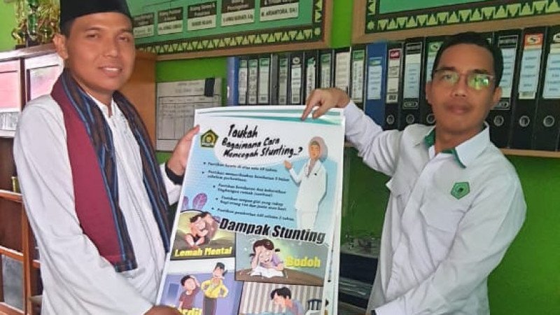 KUA Semidang Alas Maras Menerima Poster Terkait Stunting