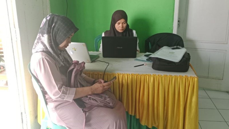 Perangkat Desa Kunjungi KUA Sukaraja Bantu Urus Administrasi Nikah Warga