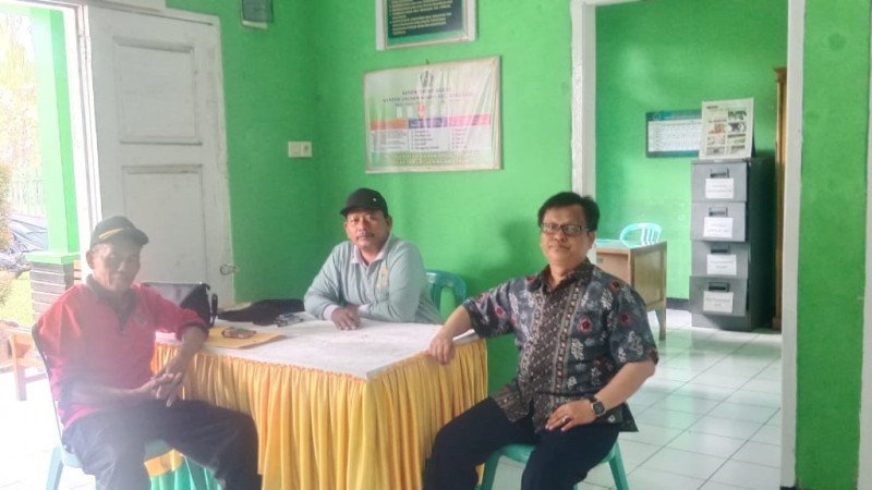 Warga Belum Memiliki Buku Nikah, Kepala Desa Sarimulyo Kunjungi KUA Sukaraja Lakukan Koordinasi