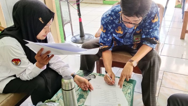 Kepala KUA Air Periukan Tanda Tangani Laporan Bulanan Penyuluh