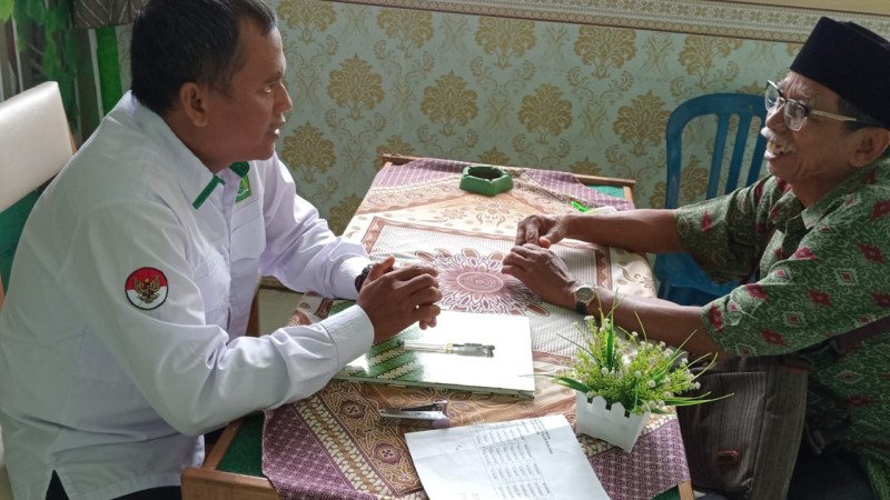 Penghulu KUA Kecamatan Air Periukan Suguhkan Senyum Dalam Melayani Masyarakat