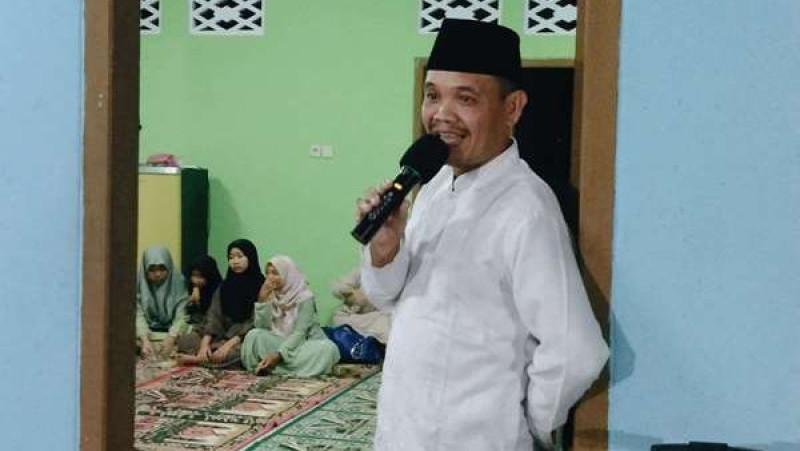 Totalitas, Ka.KUA Ratu Agung Sampaikan Ceramah Ta'ziah dalam Kondisi Banjir