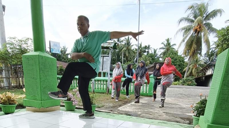 KUA Air Periukan Lakukan Aktifitas Senam Sehat dan Gembira Di Lapangan Kantor