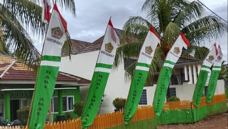 Sambut Hari Amal Bhakti Kementerian Agama Ke-79, KUA Sukaraja Lakukan Pemasangan Umbul-umbul