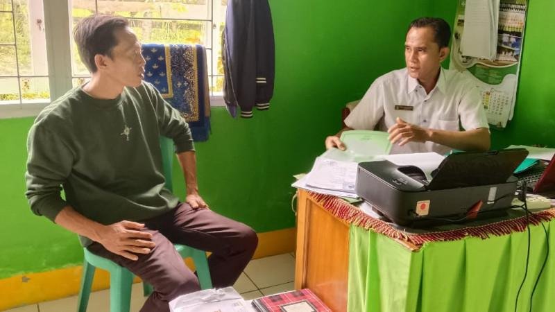 Operator SIMKAH KUA Seluma Barat Jelaskan Persyaratan Berkas Nikah Catin Akhir Tahun 2024