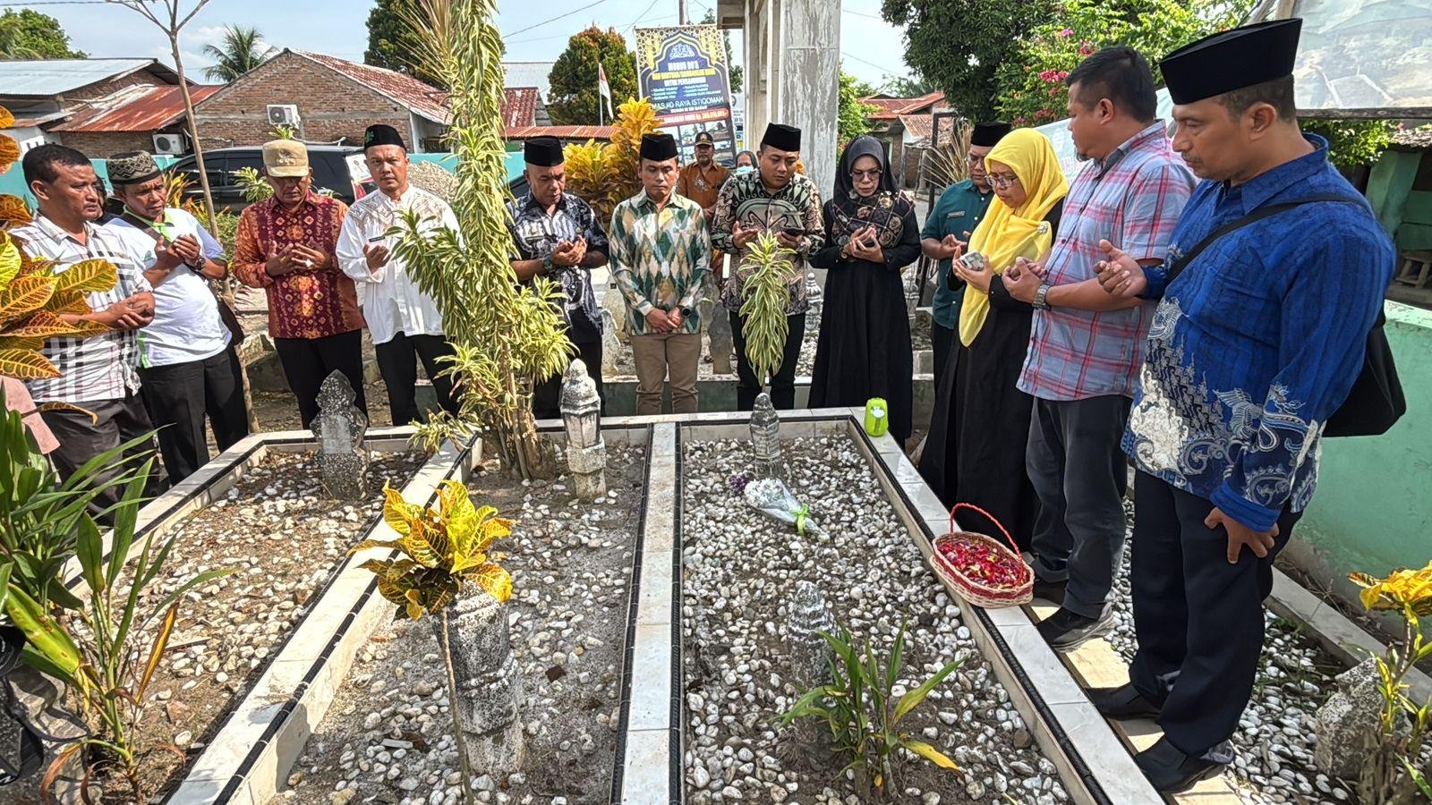 Plt KUA STM Hilir, Jajaran Pejabat Daerah dan Pemerintah Kecamatan Ziarah ke Makam Wan Omaroeddin Barus