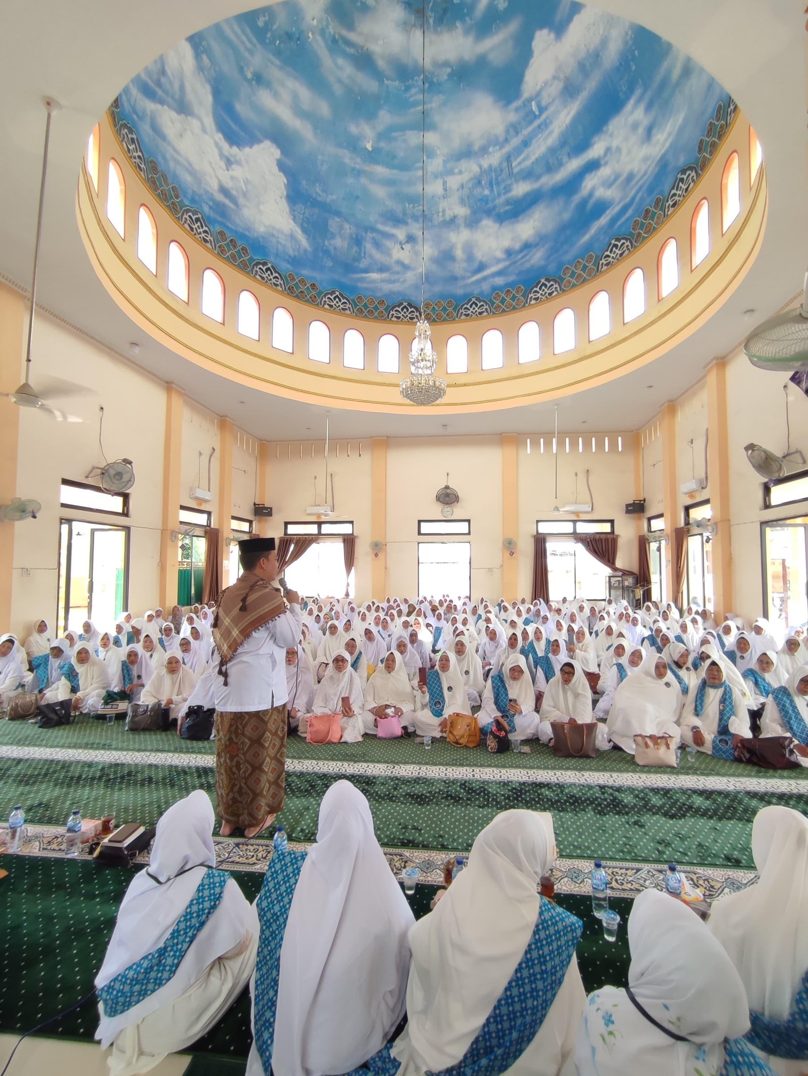 KUA Teluk Nibung Sampaikan Pesan Istiqomah Lewat Penyuluh Agama Islam di Majelis Taklim
