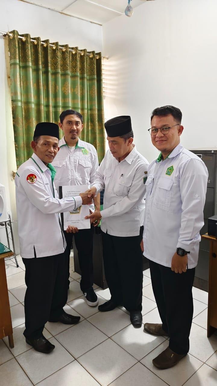 KUA Siantar Barat Serahkan Data Sertifikat Tanah Wakaf Kepada Penyelenggara Zakat & Wakaf Kemenag Pematang Siantar