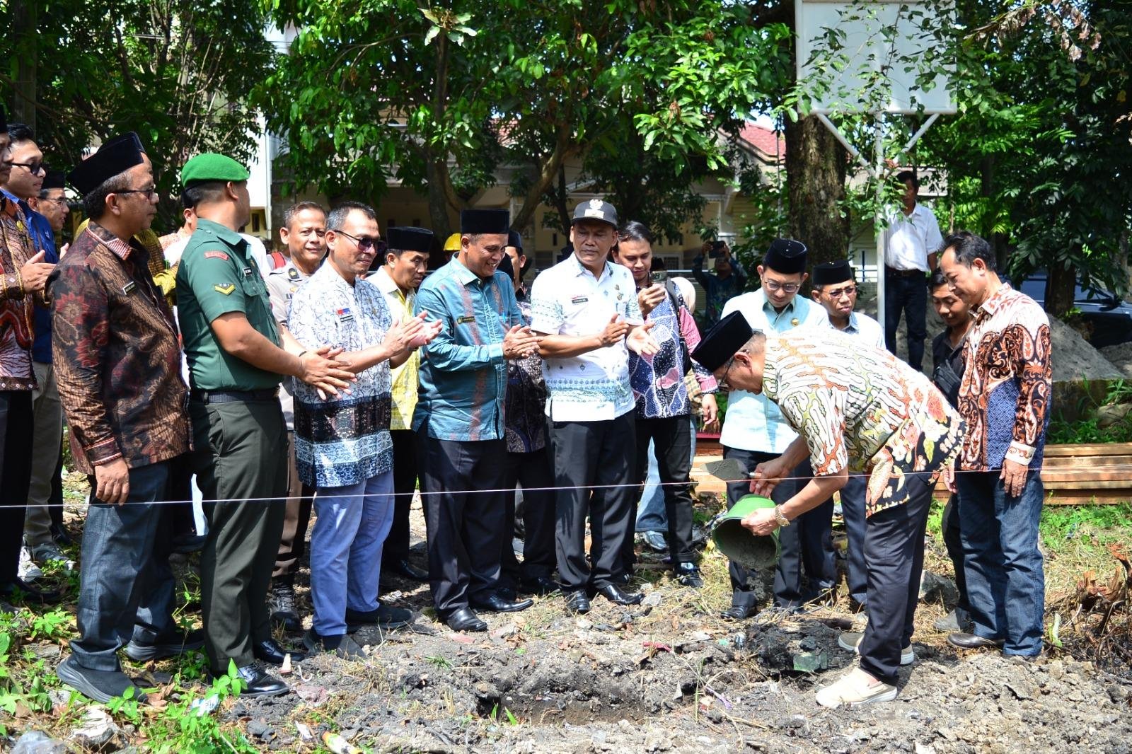 KUA Medan Timur Saksikan Anggota DPR RI Letakkan Batu Pertama Pembangunan Balai Nikah dan Manasik Haji 