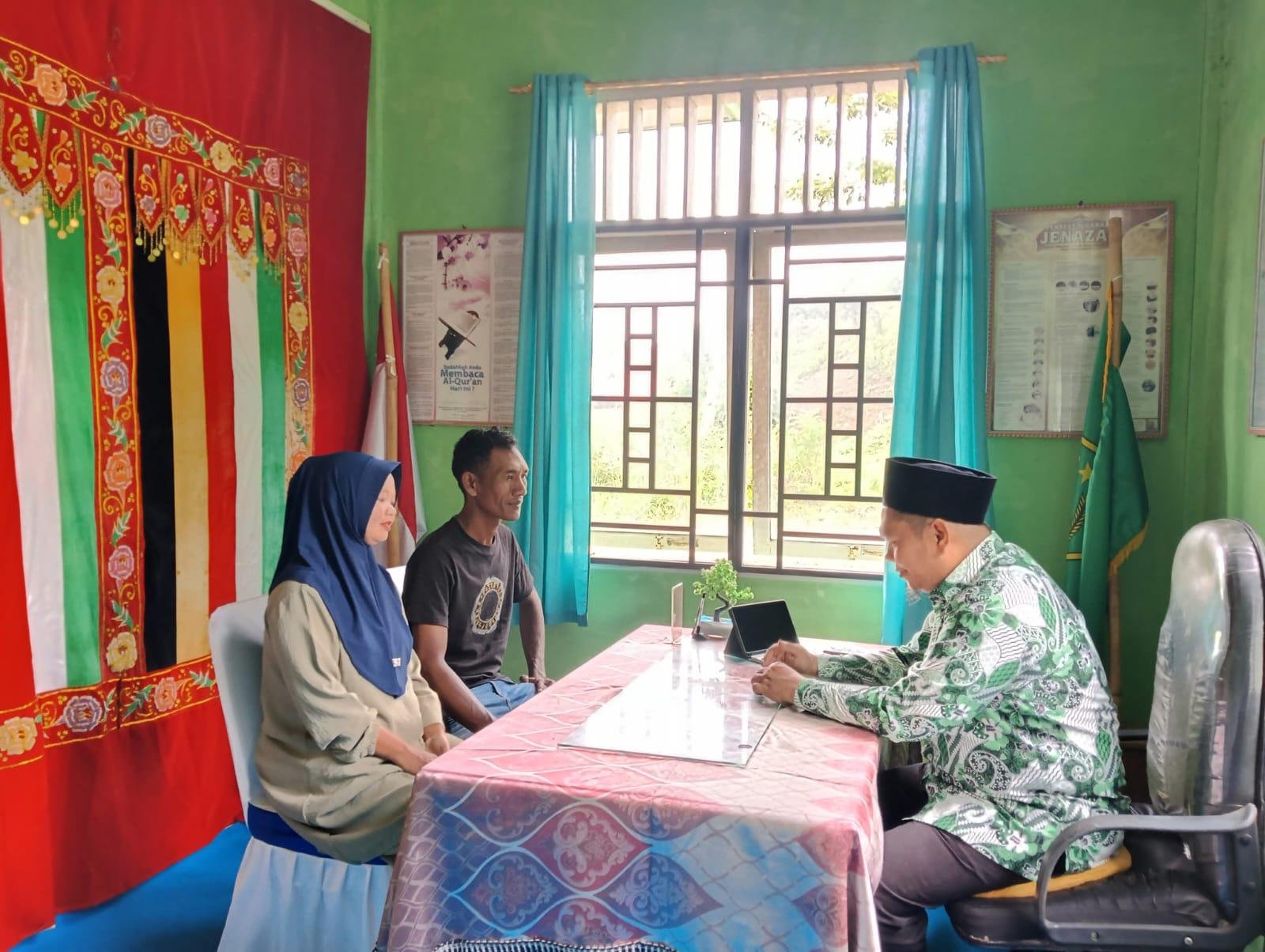 Tidak Punya Buku Nikah, Warga Desa Lambak Mengunjungi KUA Pulau-Pulau Batu