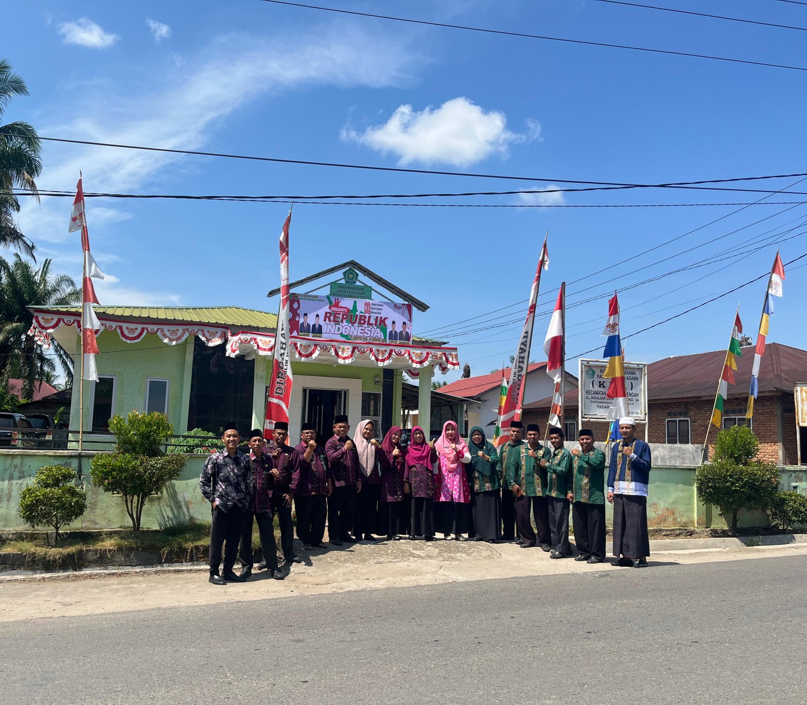 KUA Barumun Tengah Pasang Bendera Hias, Umbul-umbul, dan Spanduk Sambut HUT RI ke-80