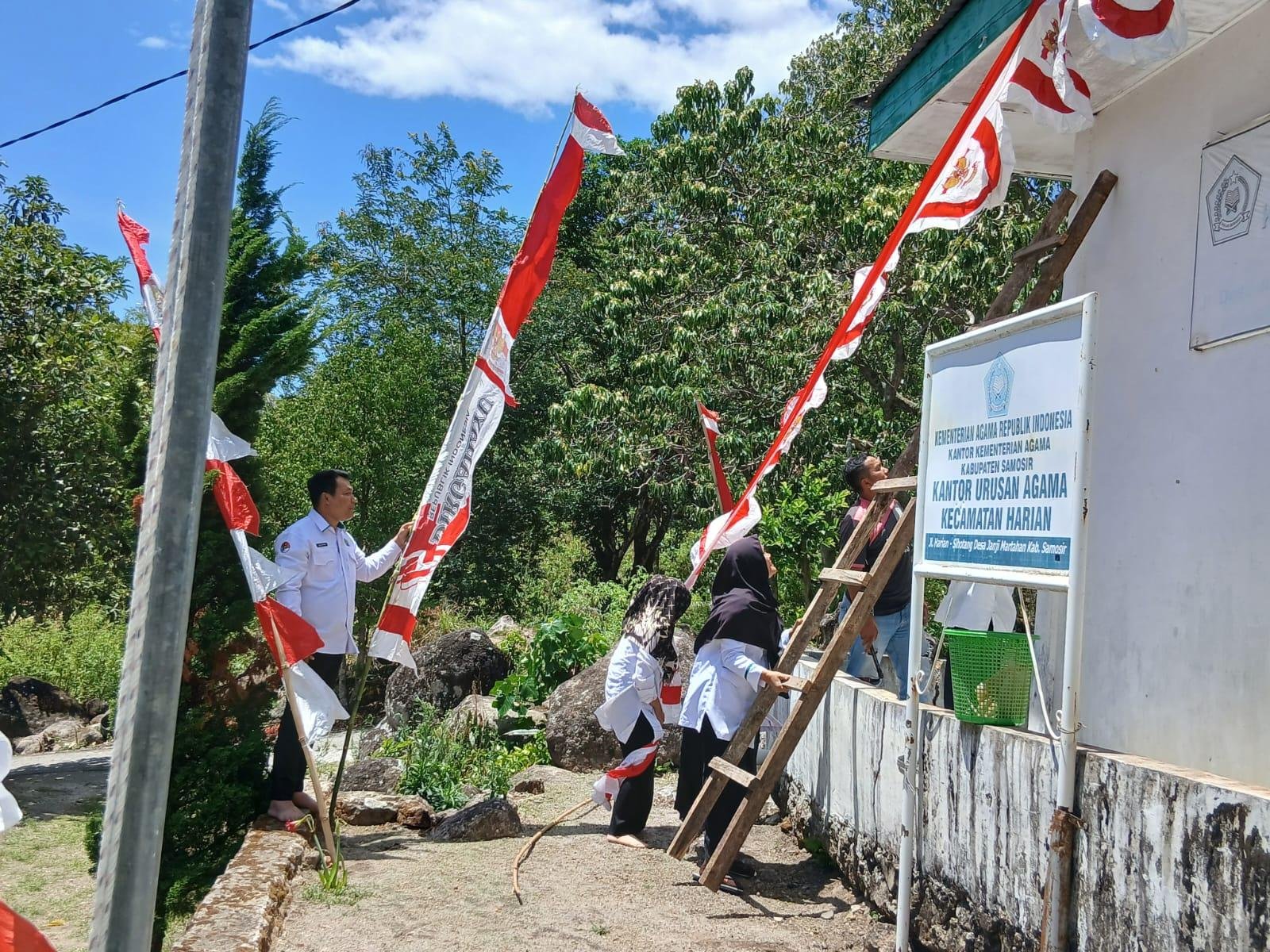 Sambut Semarak HUT RI Ke-80, KUA Kecamatan Harian Gotong Royong Pasang Baliho