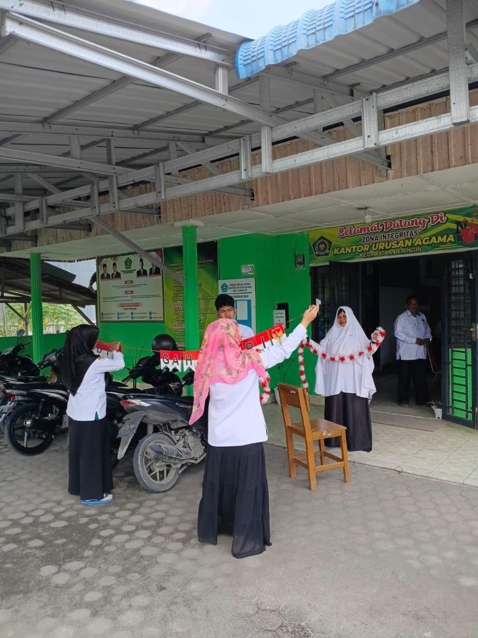 Dekorasi Nuansa Merah Putih HUT RI di KUA Kecamatan Beringin, Bangkitkkan Semangat Nasionalisme