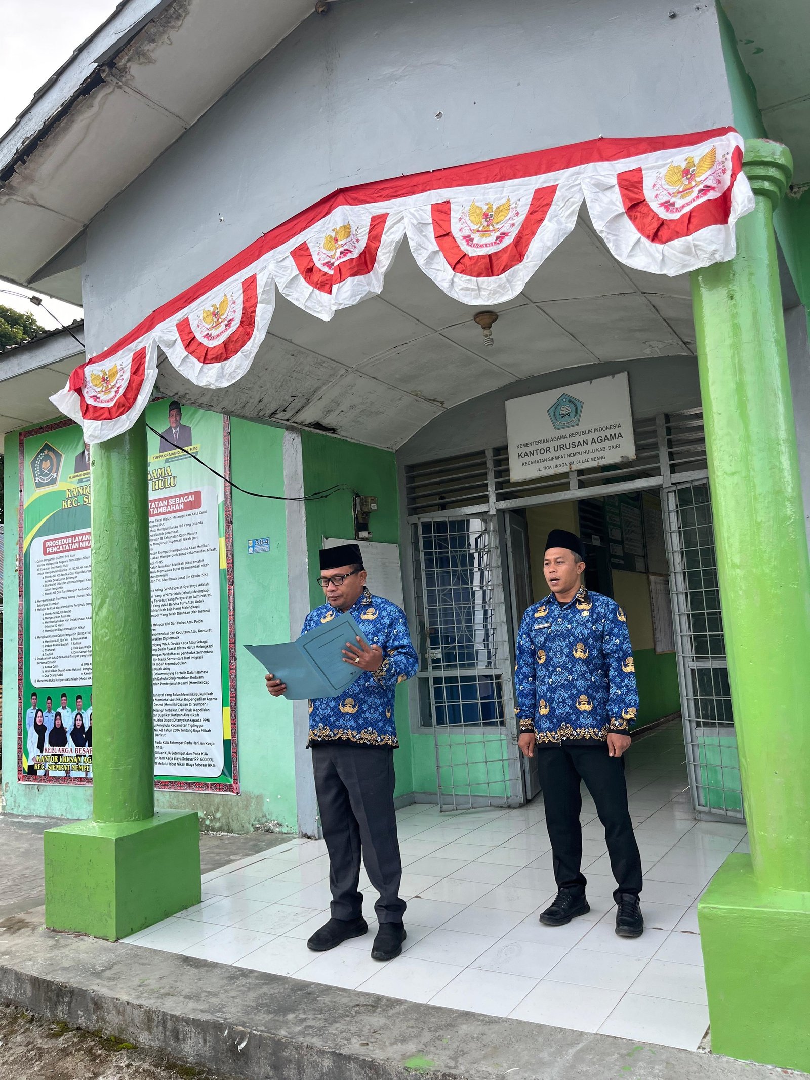Jajaran KUA Sinehu Laksanakan Upacara HUT ke-80 RI di Halaman Kantor KUA