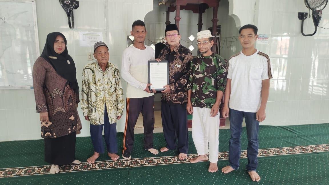 KUA Datuk Bandar Timur Serahkan APAIW Tanah Perkuburan Muslim 