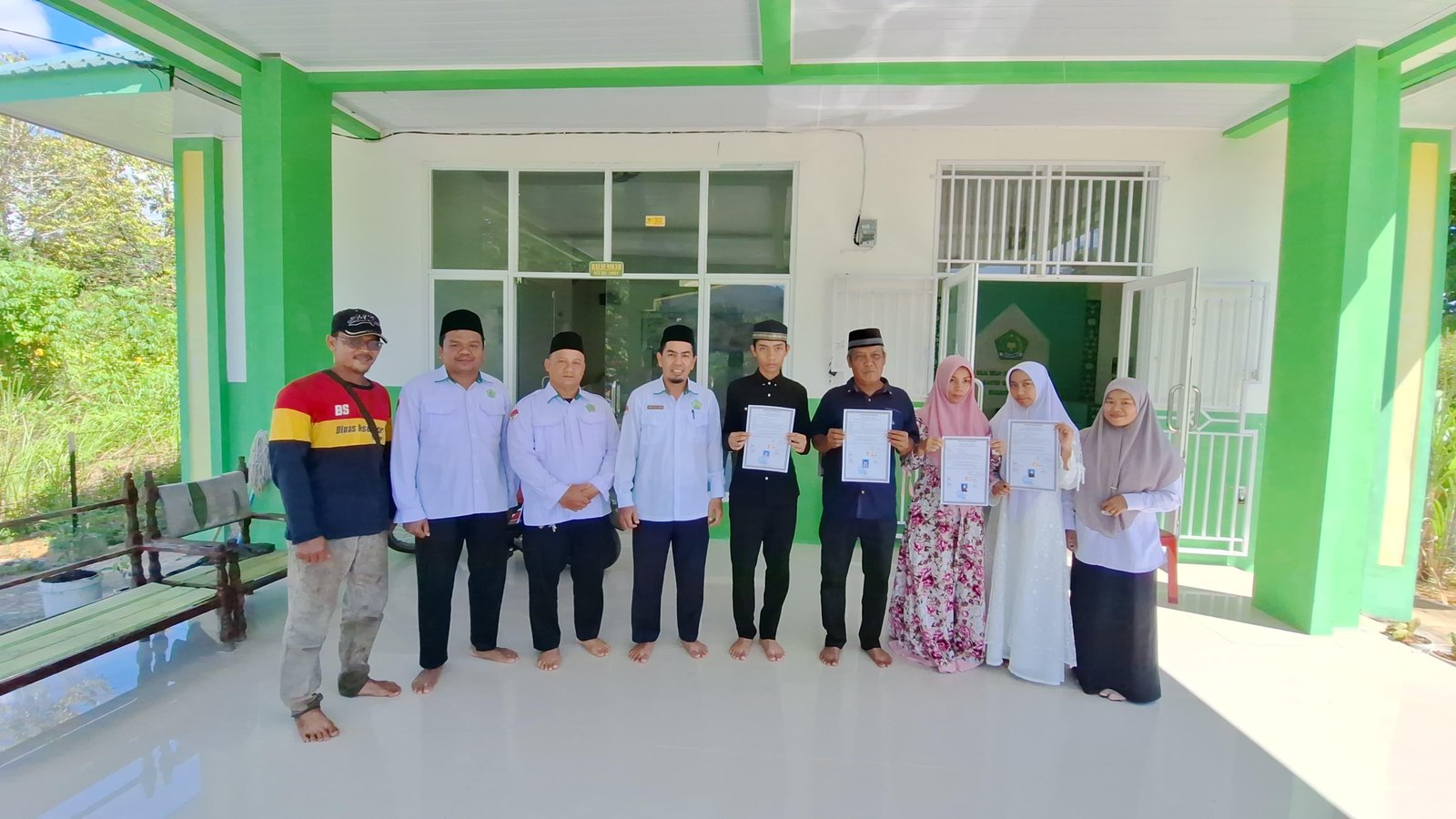 Ka KUA Lumut Tuntun Ikrar Syahadat Satu Keluarga, Diwarnai Haru dan Kebahagiaan