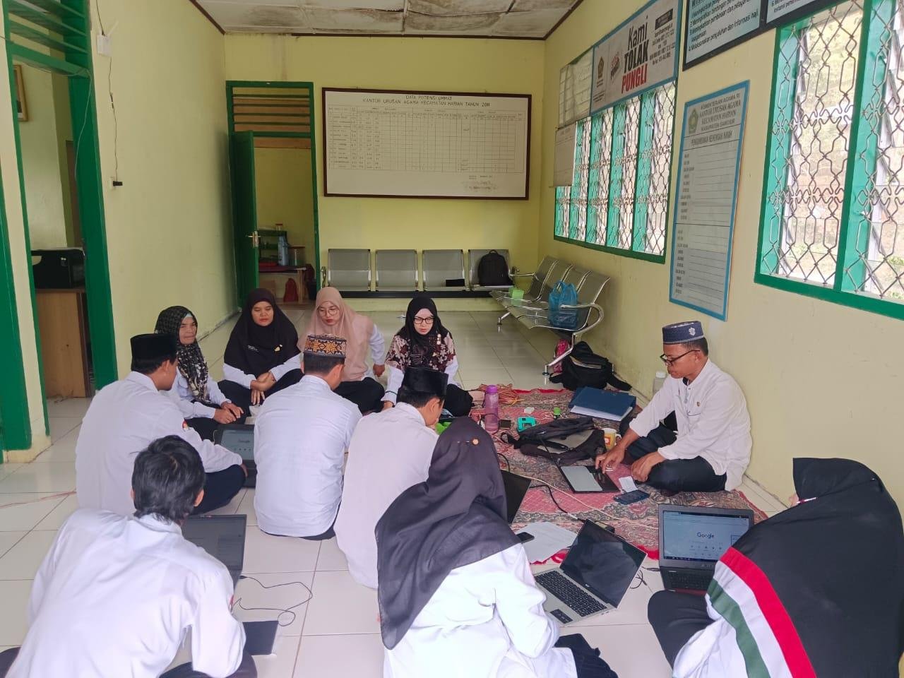 Ka KUA Harian Pimpin Rapat Penyelesaian Laporan Kinerja Jajaran ASN Bulan Agustus
