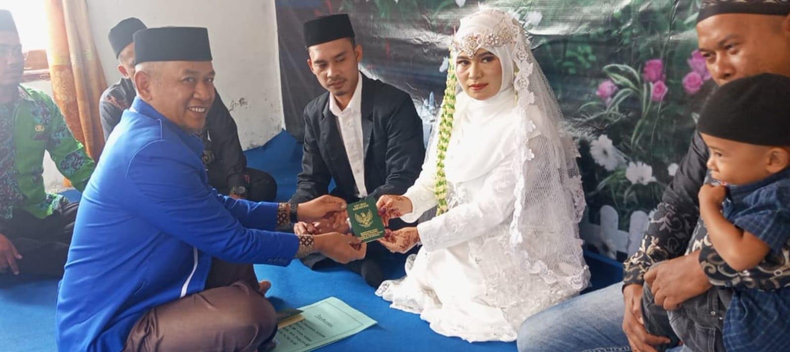 Kepala KUA Kecamatan Parbuluan Pimpin Prosesi Pernikahan di Balai Nikah