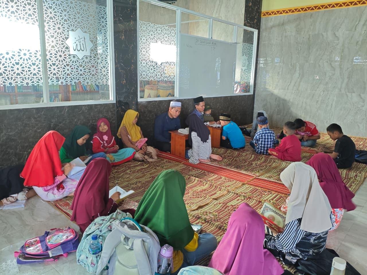 KUA Pangururan Gelar Bimluh Bagi Anak-anak Masjid Al Hasanah