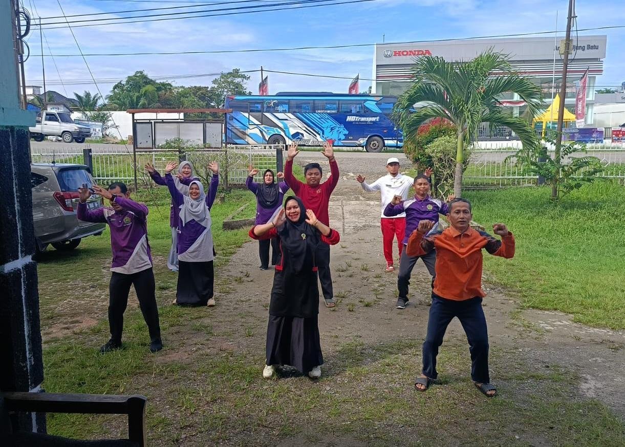 KUA Ujungbatu Gelar Senam Sehat untuk Kebugaran ASN