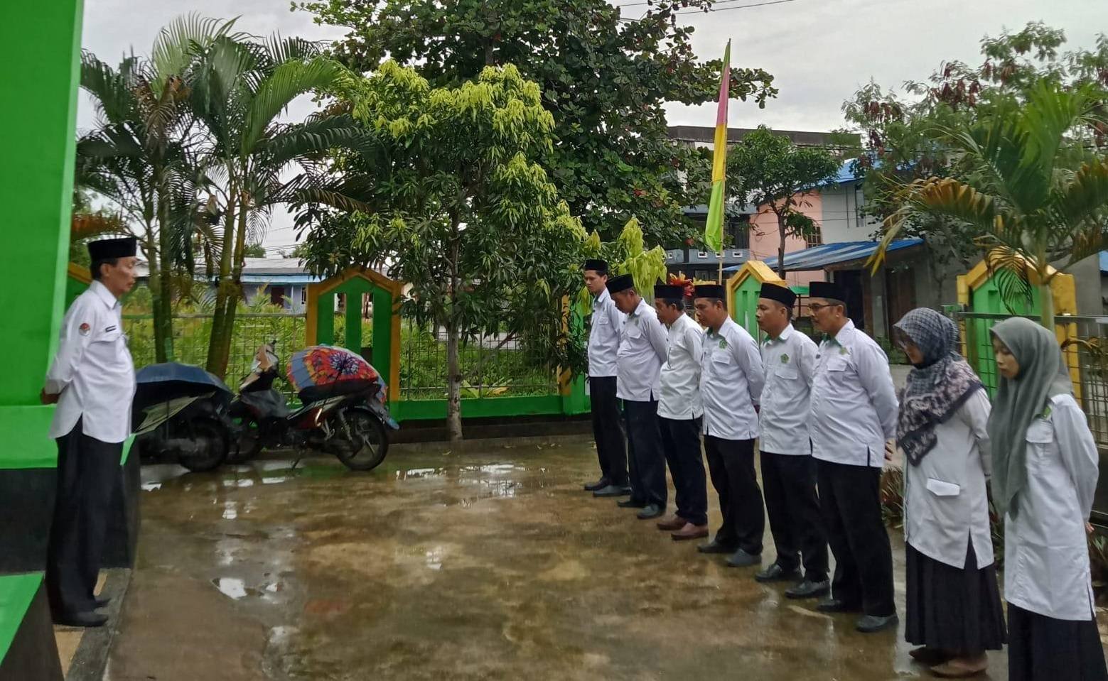 Pimpin Apel Pagi, Kepala KUA Kateman Ajak Jajarannya Tingkatkan Kinerja