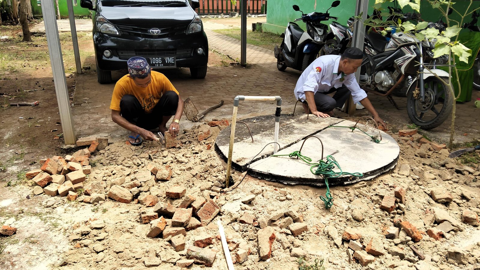 Kepala KUA Sekampung Udik Pimpin Perapian Sumur, Jaga Lingkungan Kerja Bersih dan Nyaman