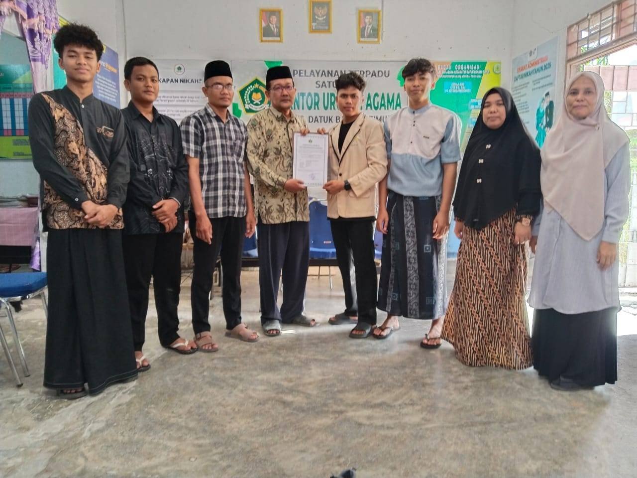 KUA Datuk Bandar Timur Serahkan SKT dan ID Majelis Taklim Ikatan Remaja Masjid Istiqomah 