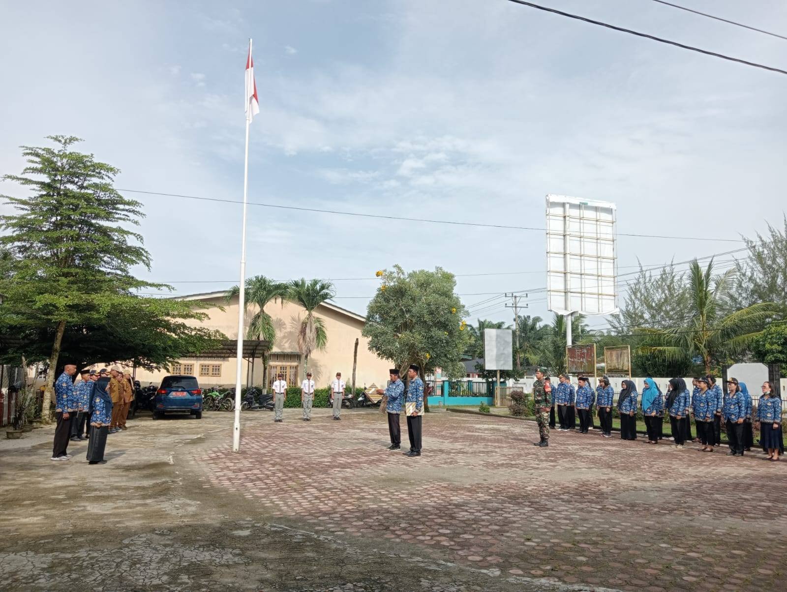 Staf KUA Bosar Maligas Pimpin Doa pada Upacara HKN di Kantor Camat Bosar Maligas