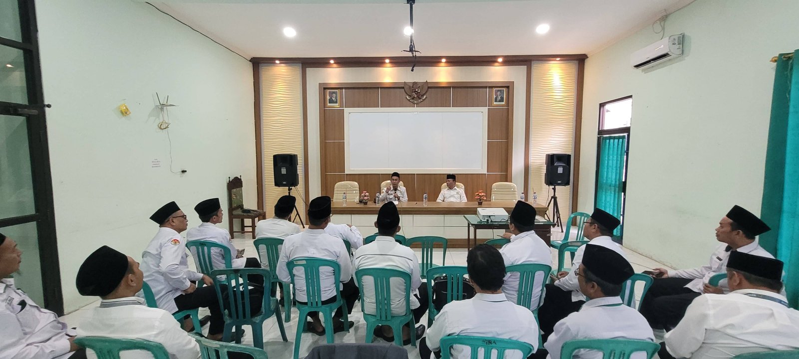 Monitoring dan Evaluasi Supervisi Administrasi NR, Tim Kepenghuluan Kanwil Kemenag Jatim Tekankan Pentingnya Tertib Administrasi