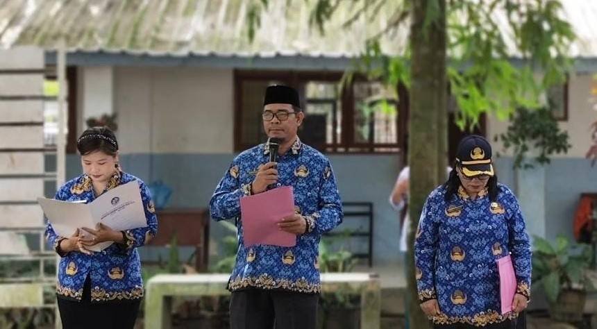 Kepala KUA Pimpin Doa pada Upacara Hari Kesadaran Nasional di Kecamatan STM Hilir